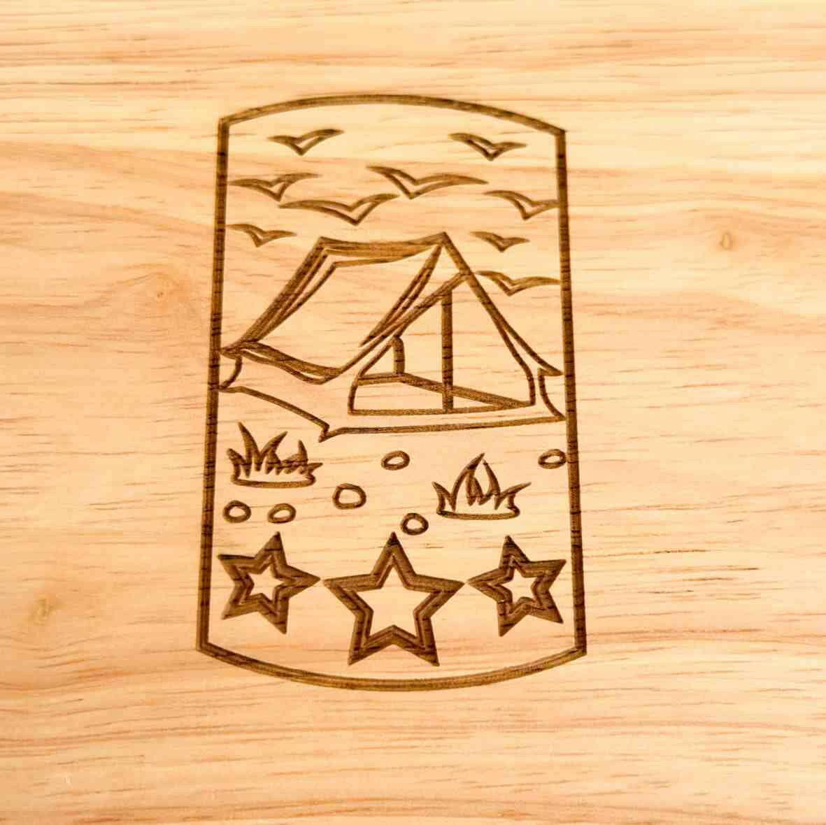 Personalisiertes Frühstücksbrettchen Camping (1).