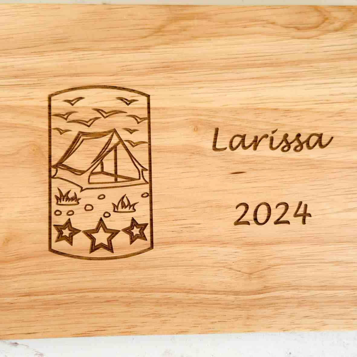 Personalisiertes Frühstücksbrettchen Camping (1).