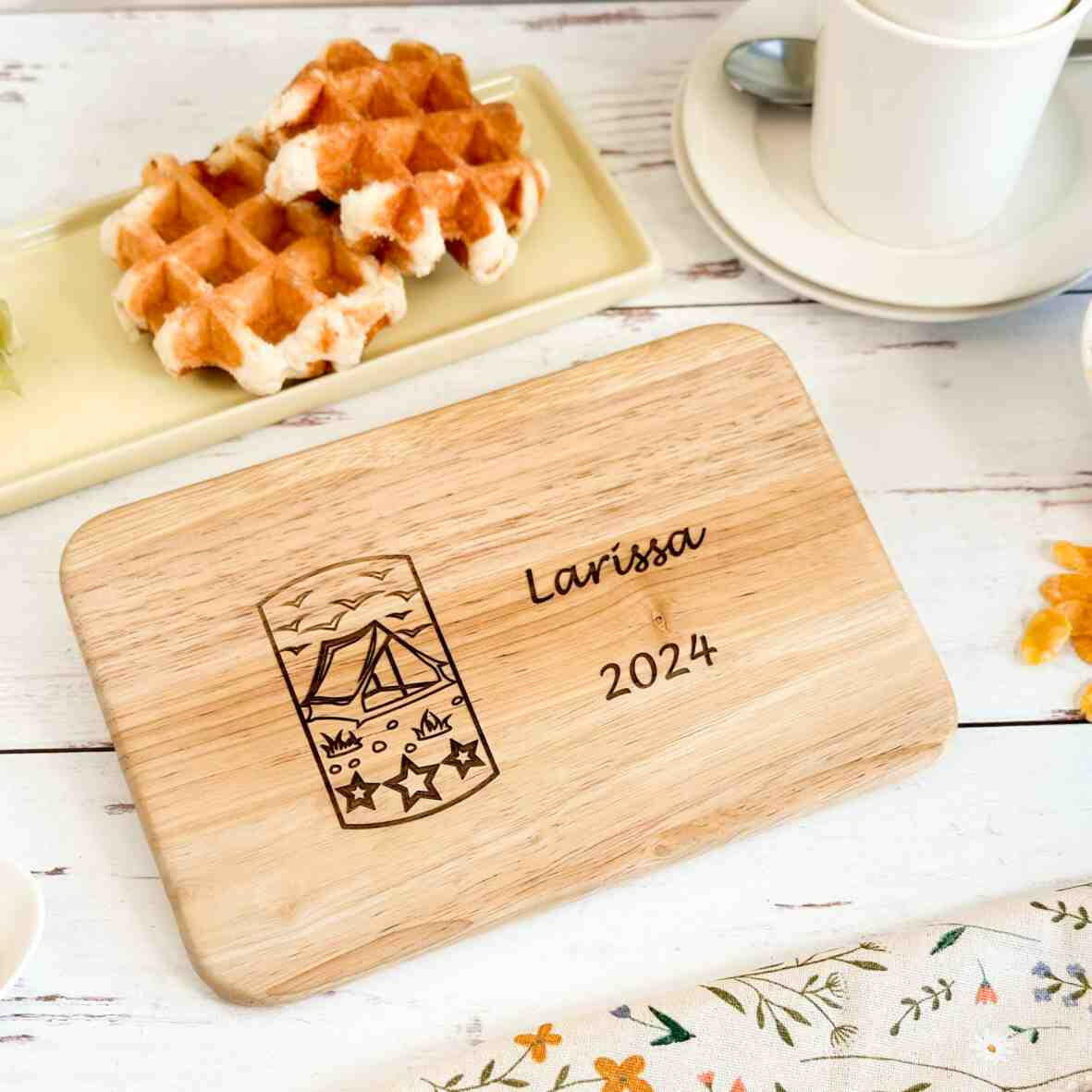 Personalisiertes Frühstücksbrettchen Camping (2).