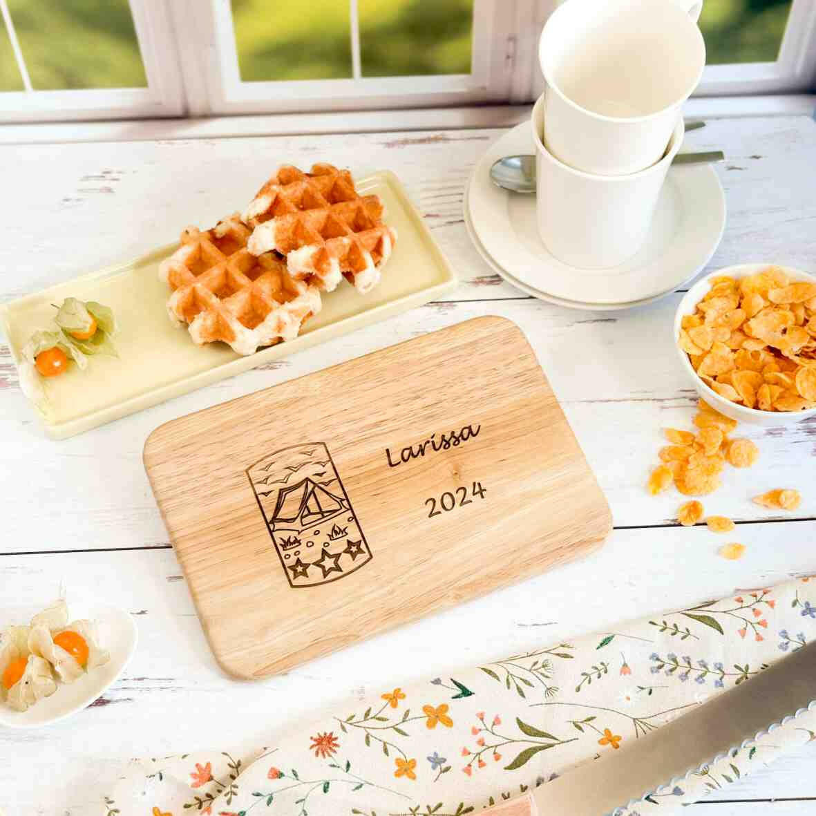 Personalisiertes Frühstücksbrettchen Camping (2).
