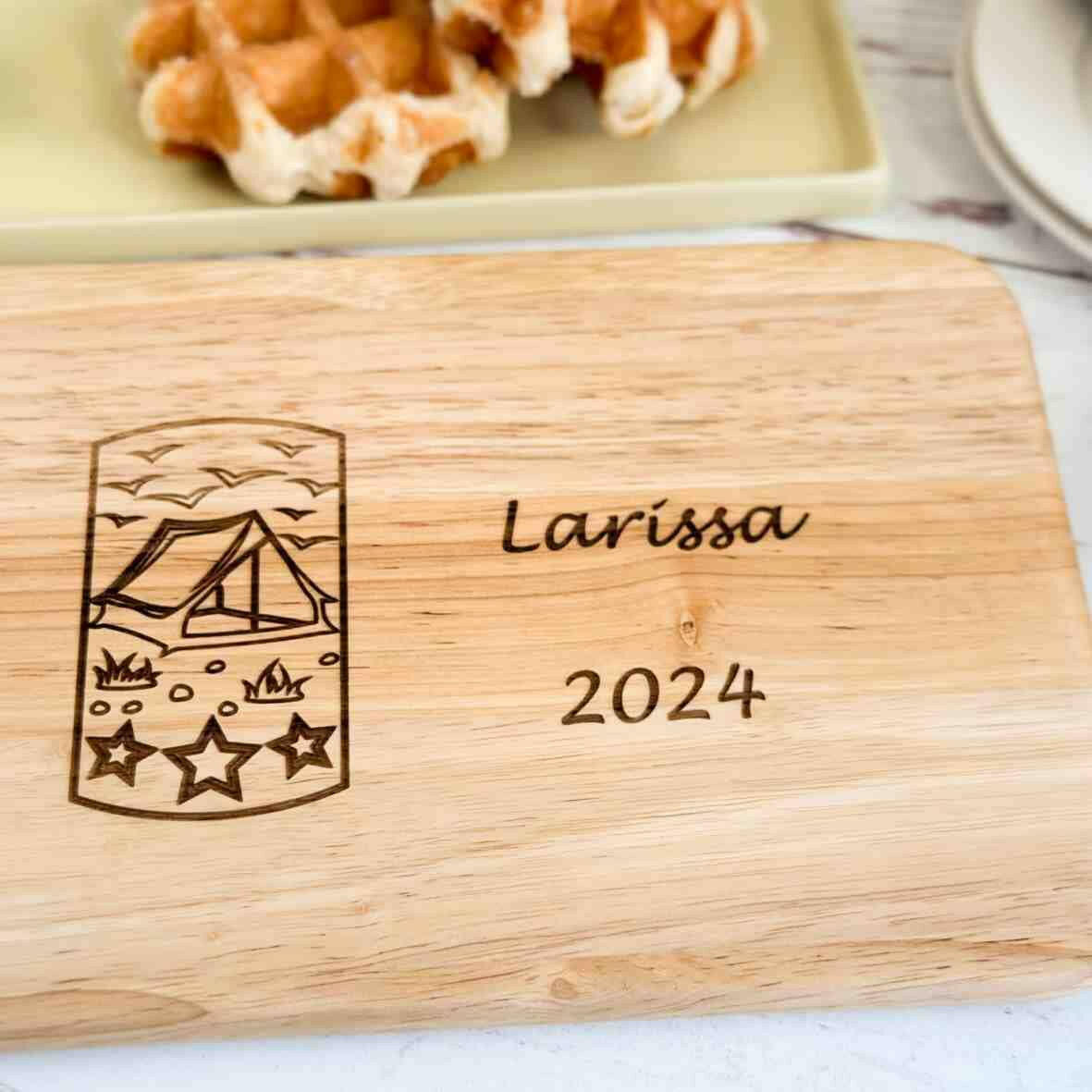 Personalisiertes Frühstücksbrettchen Camping (2).