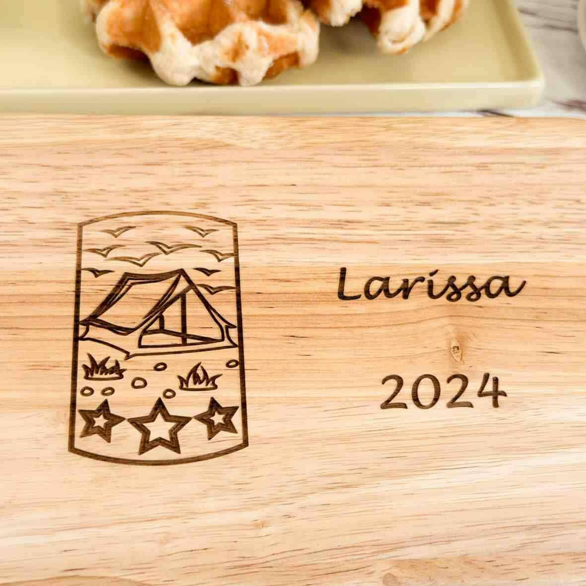 Personalisiertes Frühstücksbrettchen Camping (2).