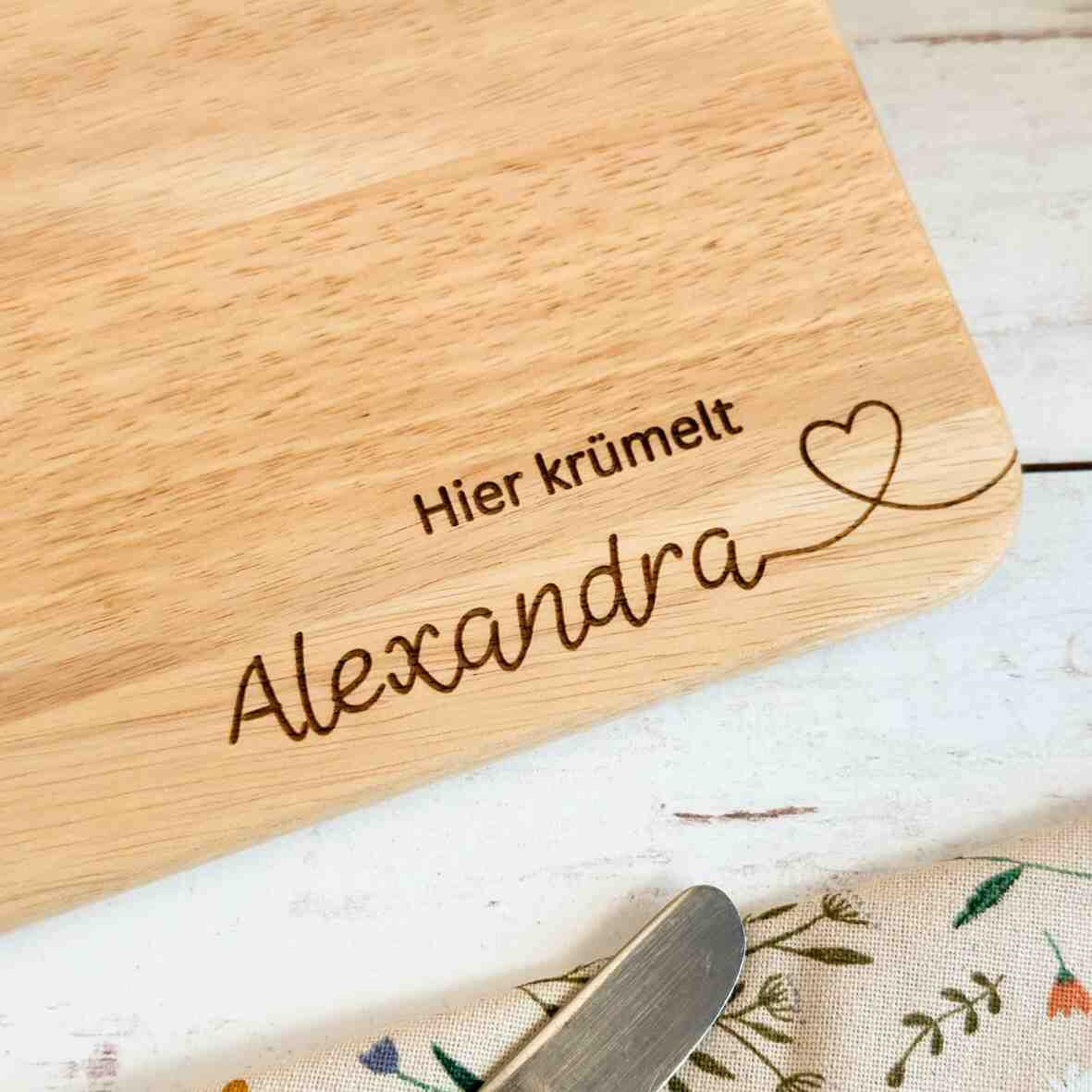 Personalisiertes Frühstücksbrettchen hier krümelt, mit Namen und Herz (2).