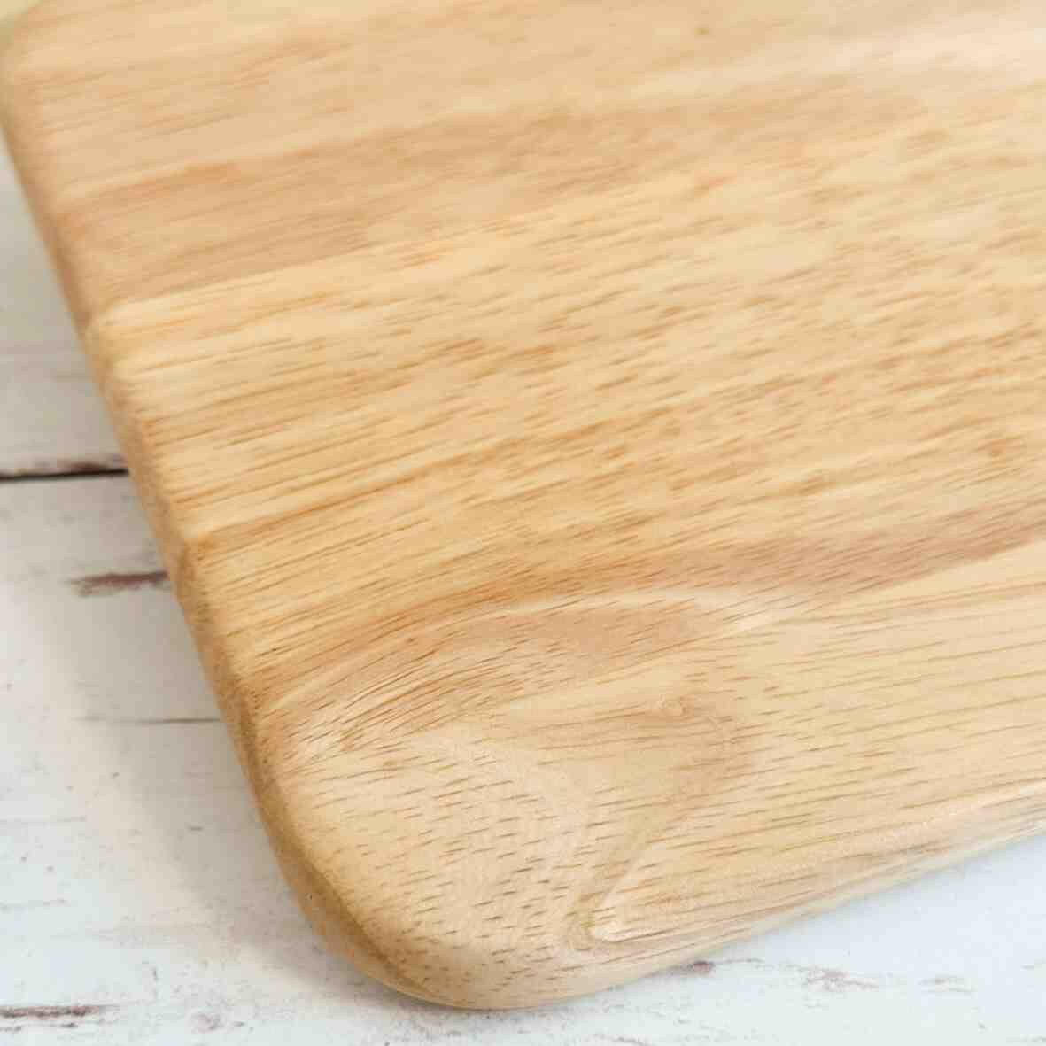 Personalisiertes Frühstücksbrettchen hier krümelt, mit Namen und Herz (2).