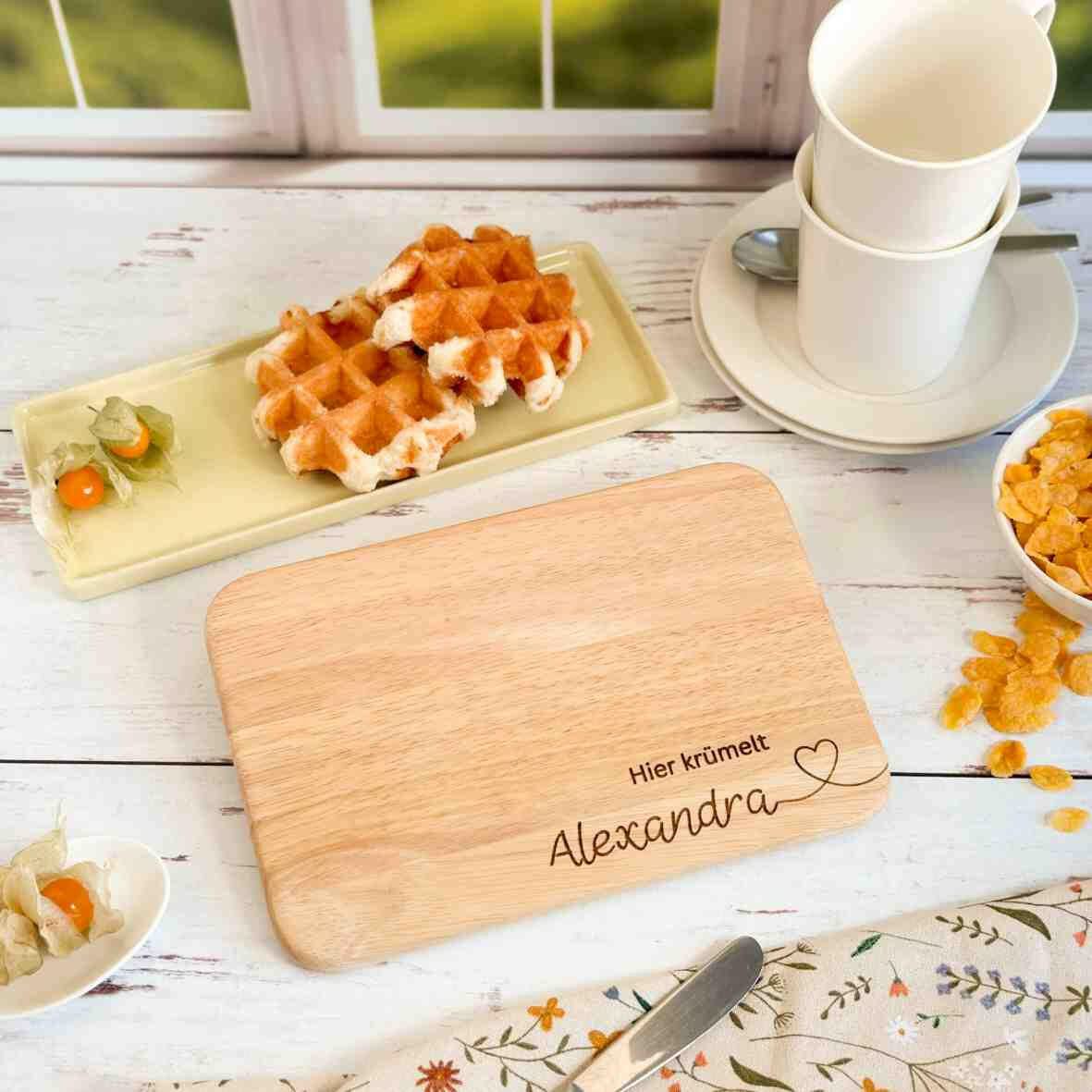Personalisiertes Frühstücksbrettchen hier krümelt, mit Namen und Herz (2).