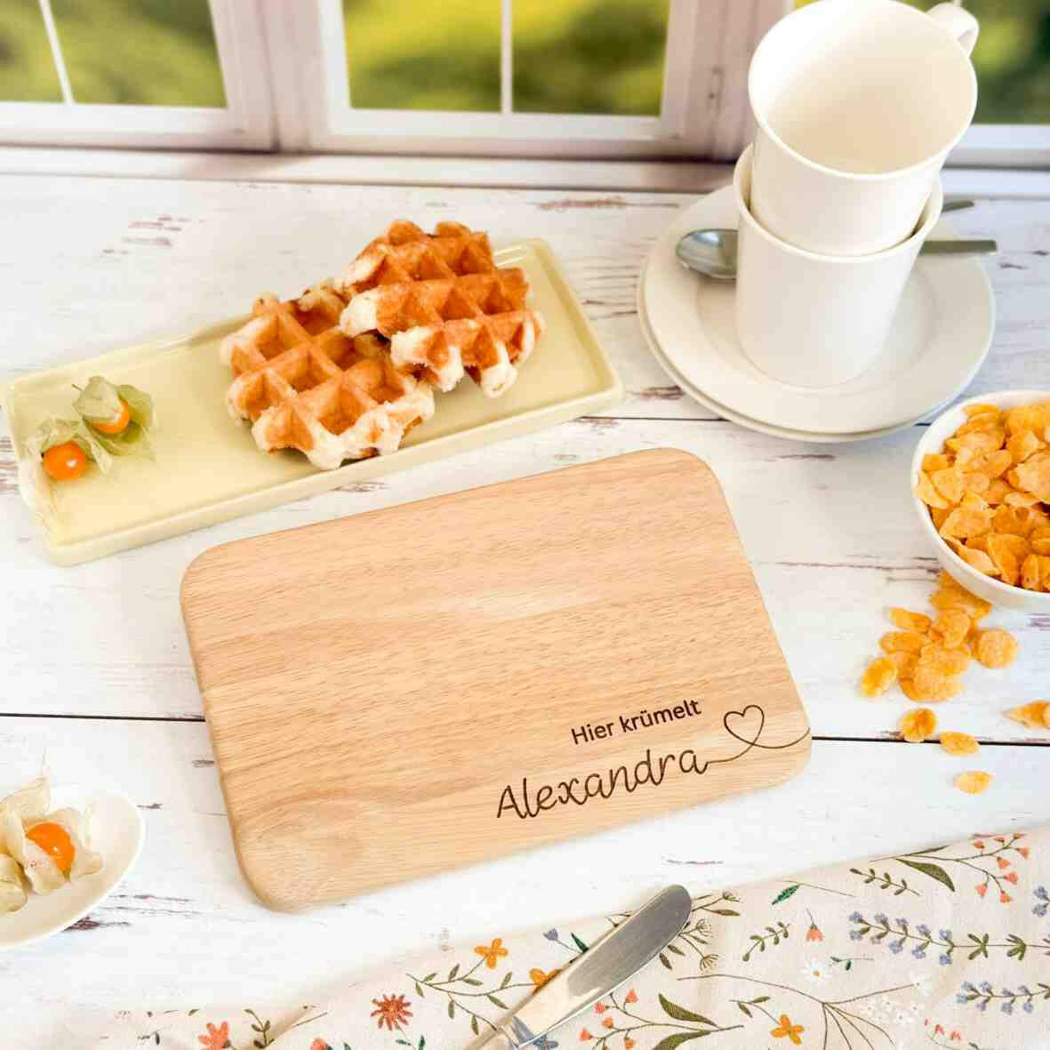 Personalisiertes Frühstücksbrettchen hier krümelt, mit Namen und Herz (2).