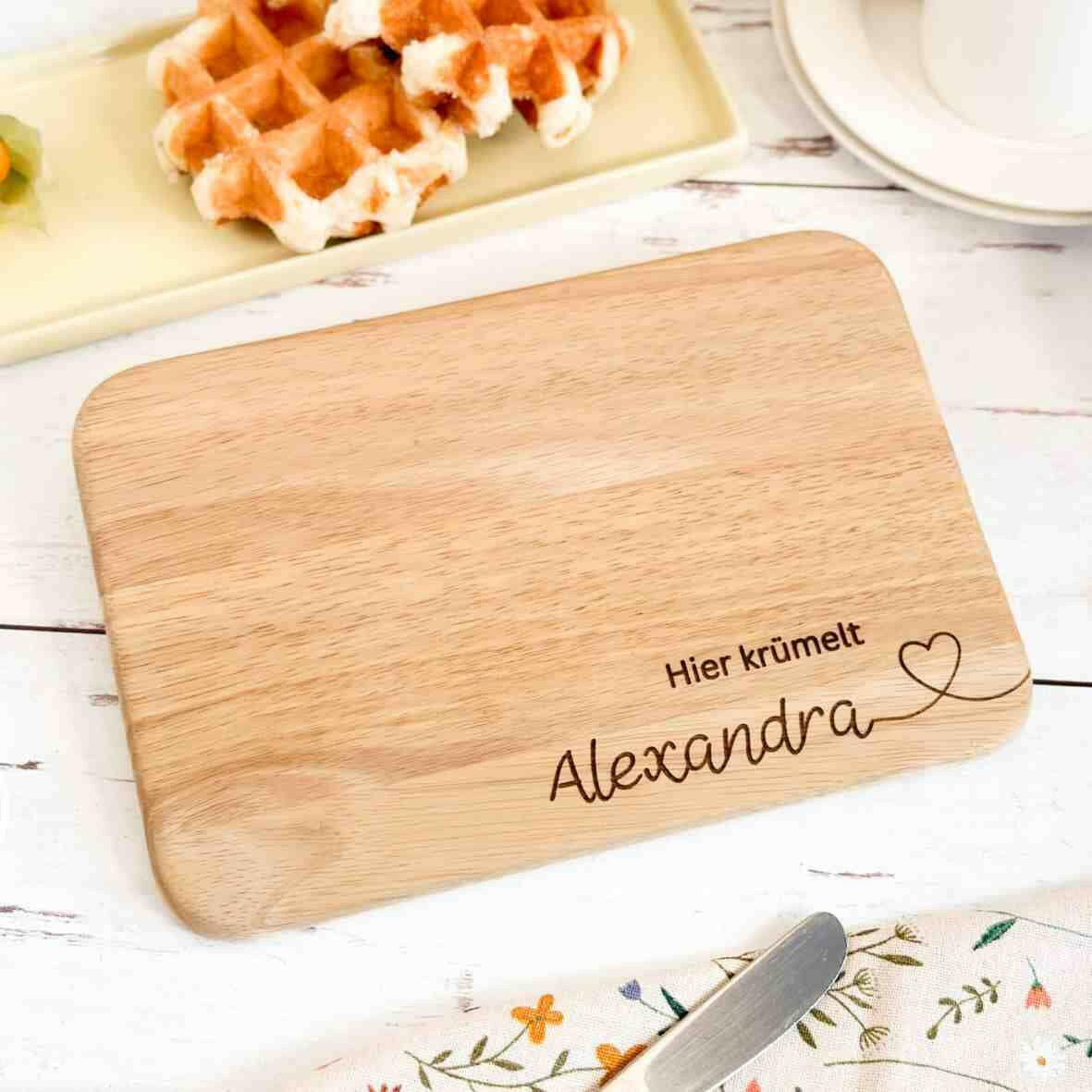 Personalisiertes Frühstücksbrettchen hier krümelt, mit Namen und Herz (2).