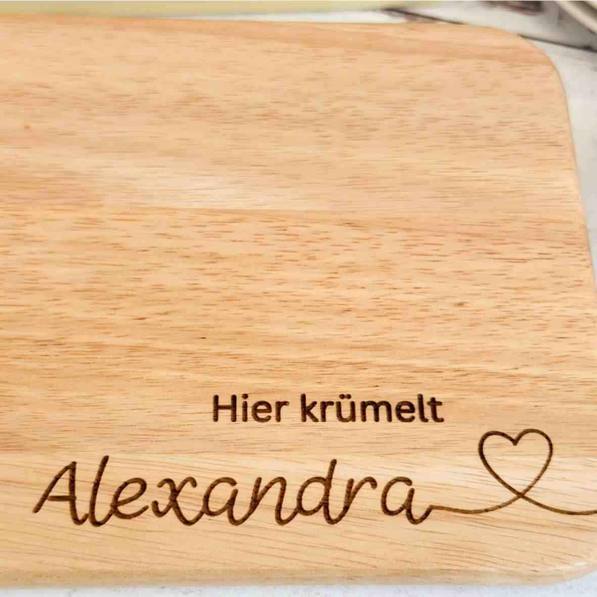 Personalisiertes Frühstücksbrettchen hier krümelt, mit Namen und Herz (2).