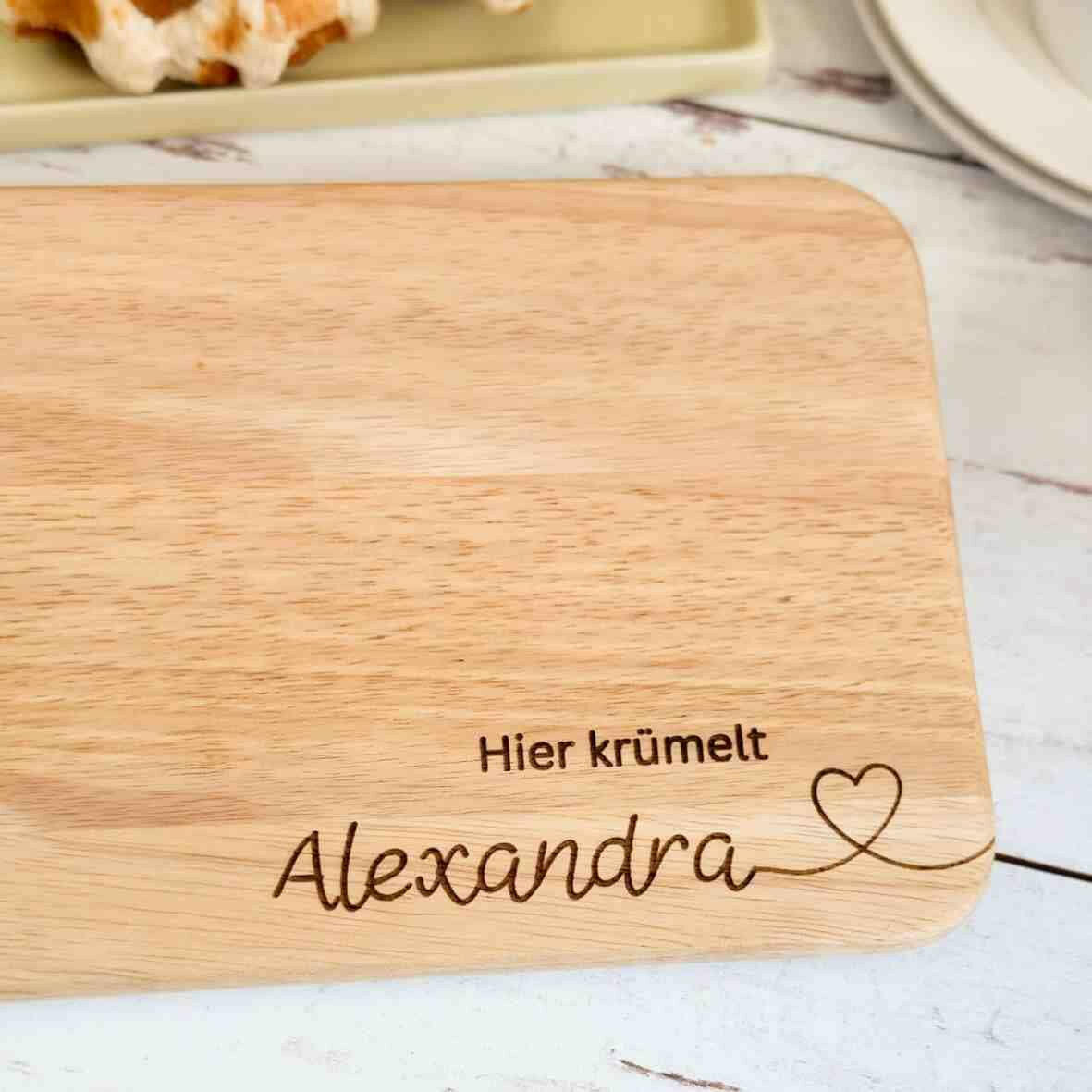 Personalisiertes Frühstücksbrettchen hier krümelt, mit Namen und Herz (2).