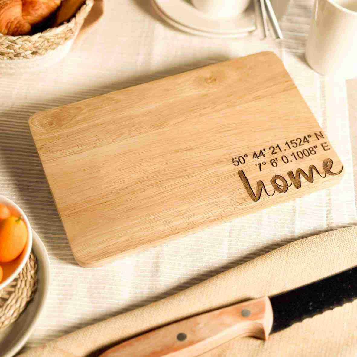 Personalisiertes Frühstücksbrettchen home Koordinaten.