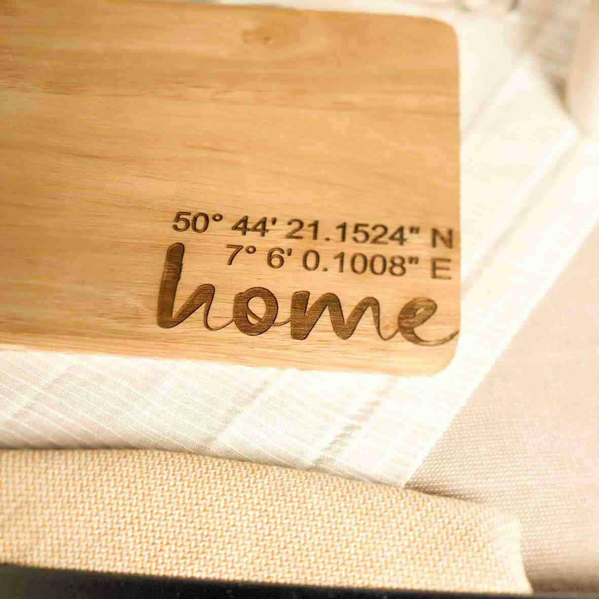 Personalisiertes Frühstücksbrettchen home Koordinaten.