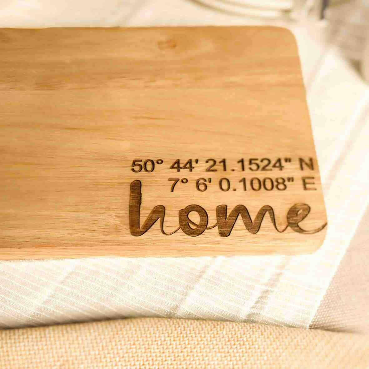 Personalisiertes Frühstücksbrettchen home Koordinaten.
