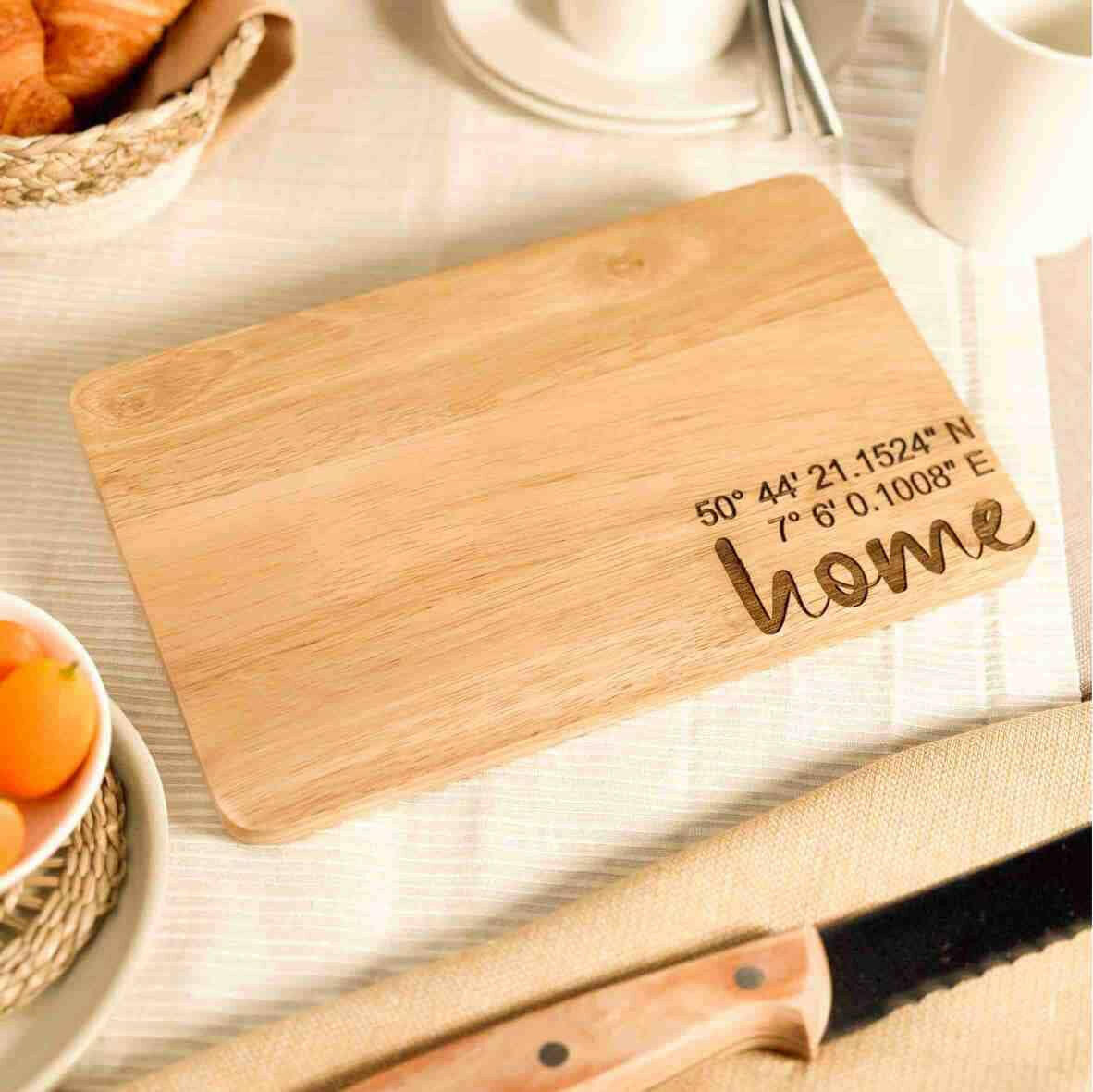 Personalisiertes Frühstücksbrettchen home Koordinaten.
