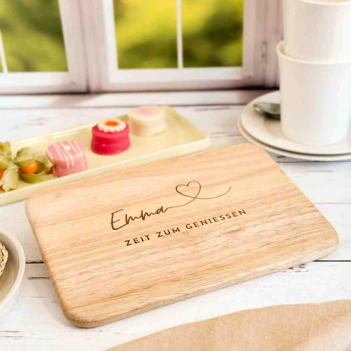 Personalisiertes Frühstücksbrettchen mit Namen, Herz und Spruch (1).
