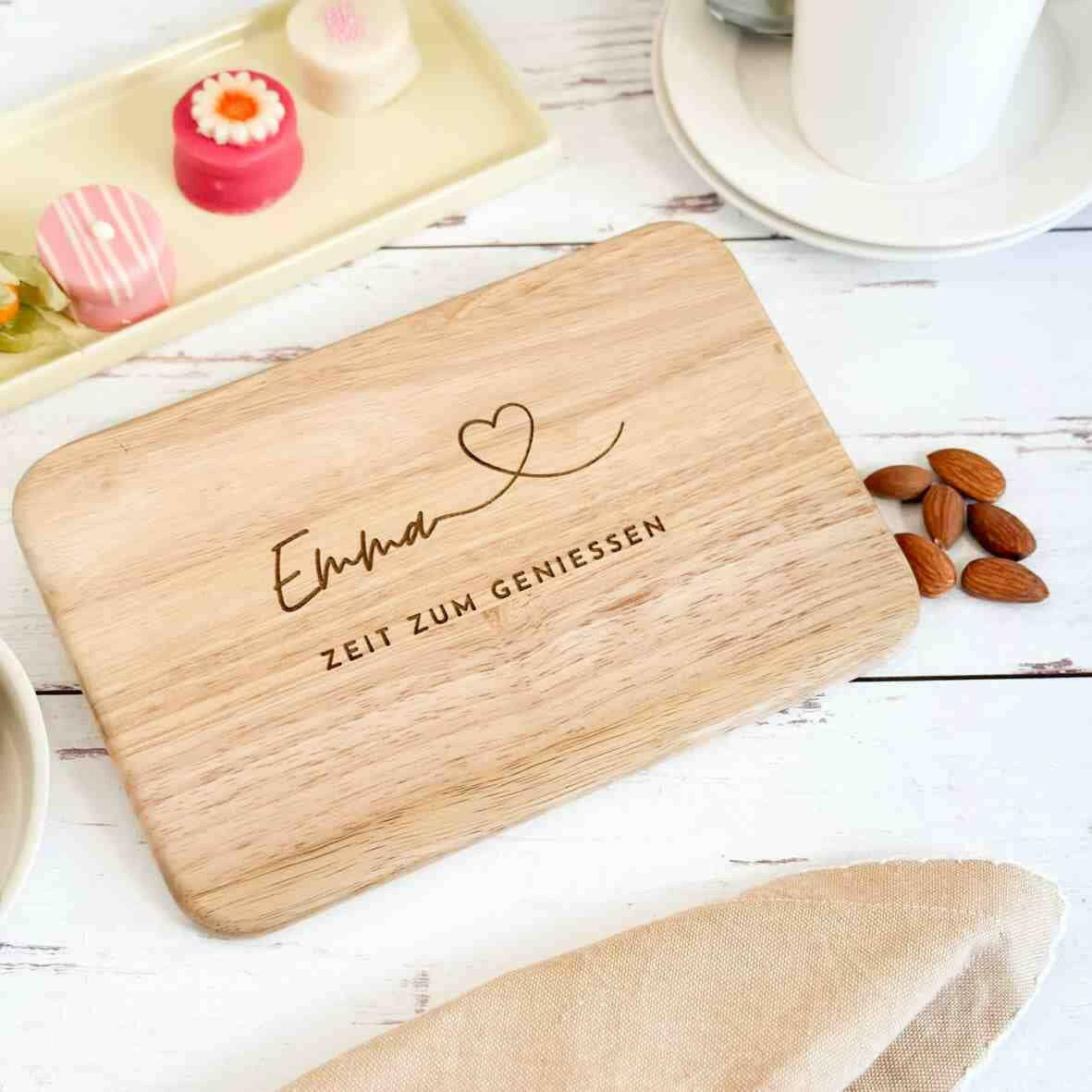 Personalisiertes Frühstücksbrettchen mit Namen, Herz und Spruch (1).
