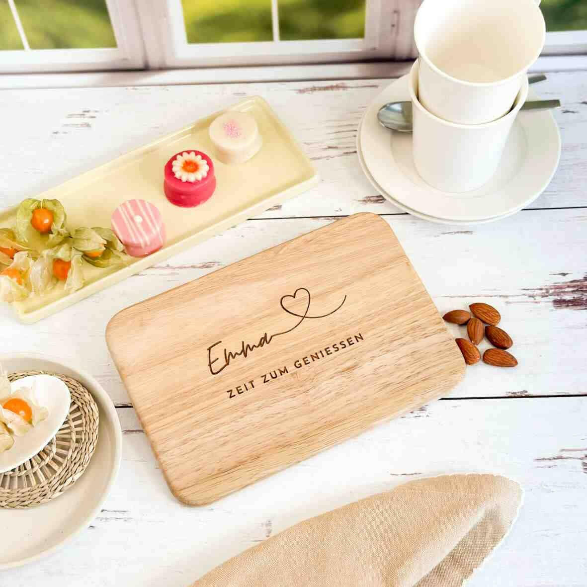 Personalisiertes Frühstücksbrettchen mit Namen, Herz und Spruch (1).