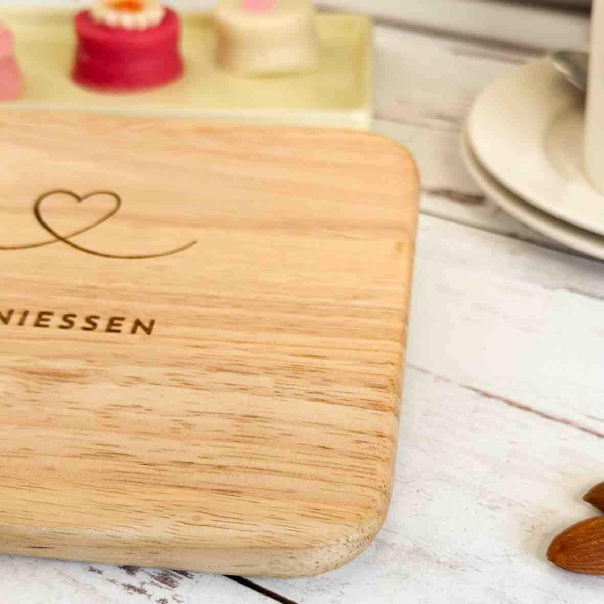 Personalisiertes Frühstücksbrettchen mit Namen, Herz und Spruch (1).