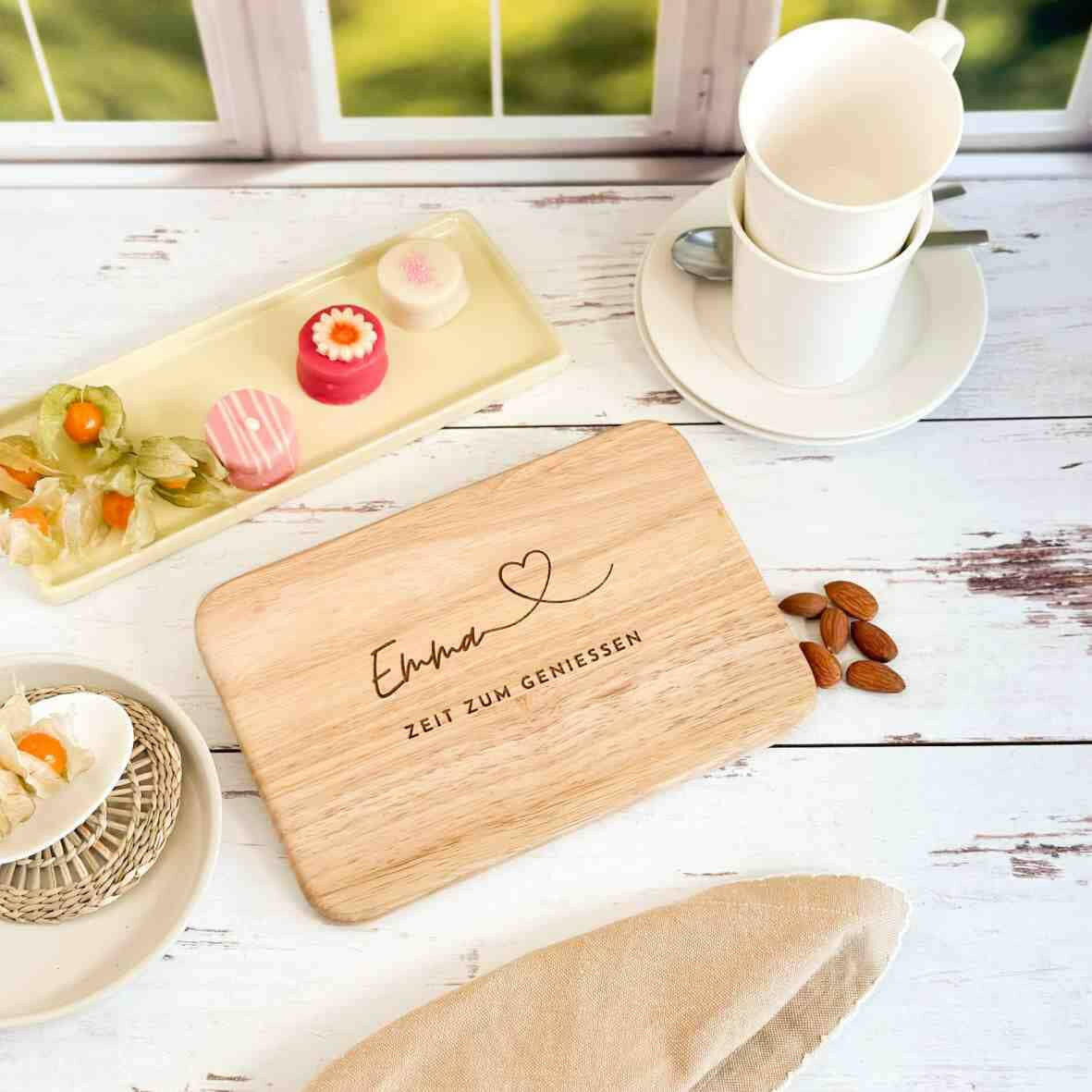 Personalisiertes Frühstücksbrettchen mit Namen, Herz und Spruch (1).