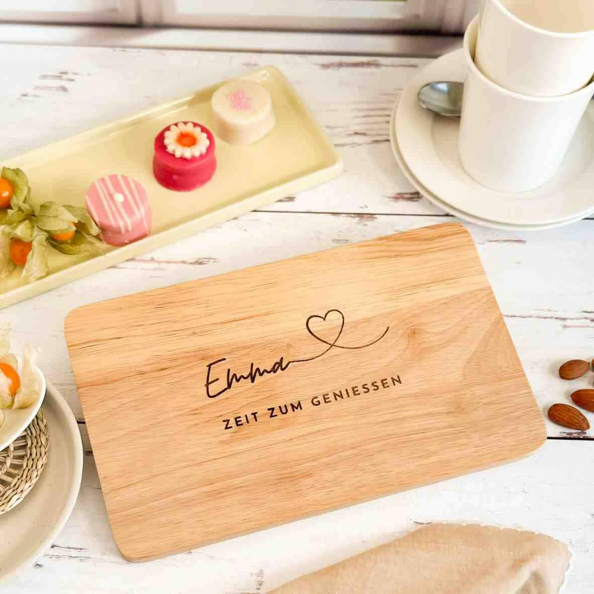 Personalisiertes Frühstücksbrettchen mit Namen, Herz und Spruch (2).