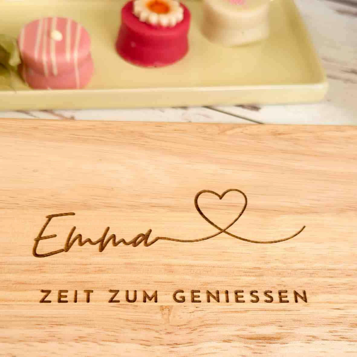 Personalisiertes Frühstücksbrettchen mit Namen, Herz und Spruch (2).
