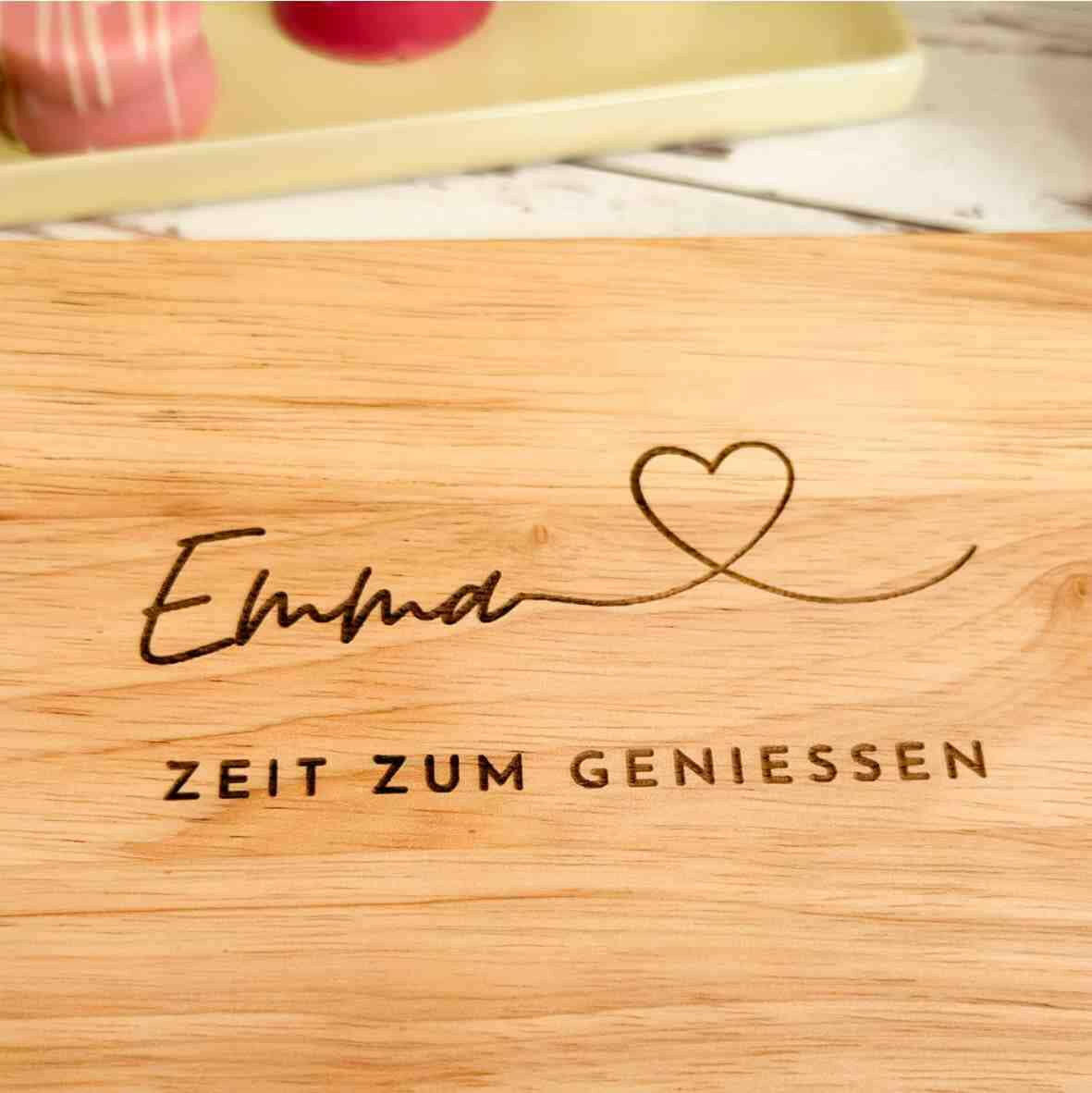 Personalisiertes Frühstücksbrettchen mit Namen, Herz und Spruch (2).