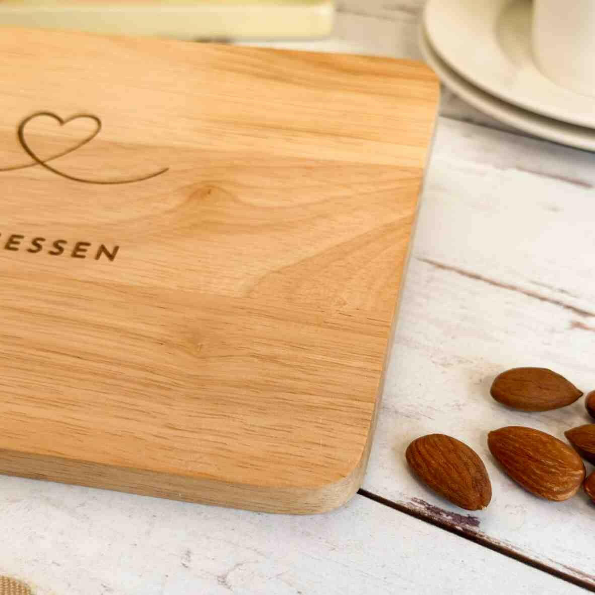 Personalisiertes Frühstücksbrettchen mit Namen, Herz und Spruch (2).