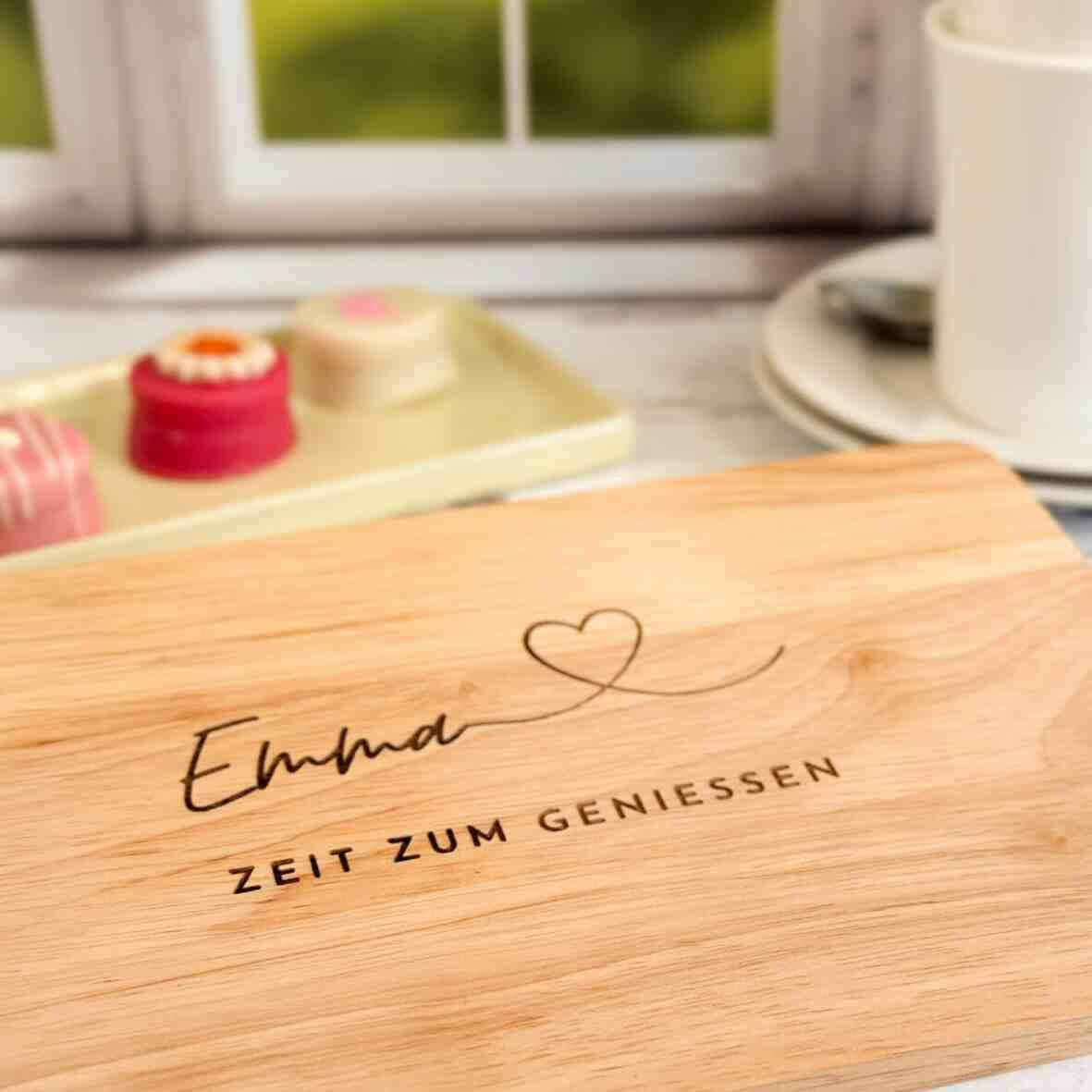 Personalisiertes Frühstücksbrettchen mit Namen, Herz und Spruch (2).