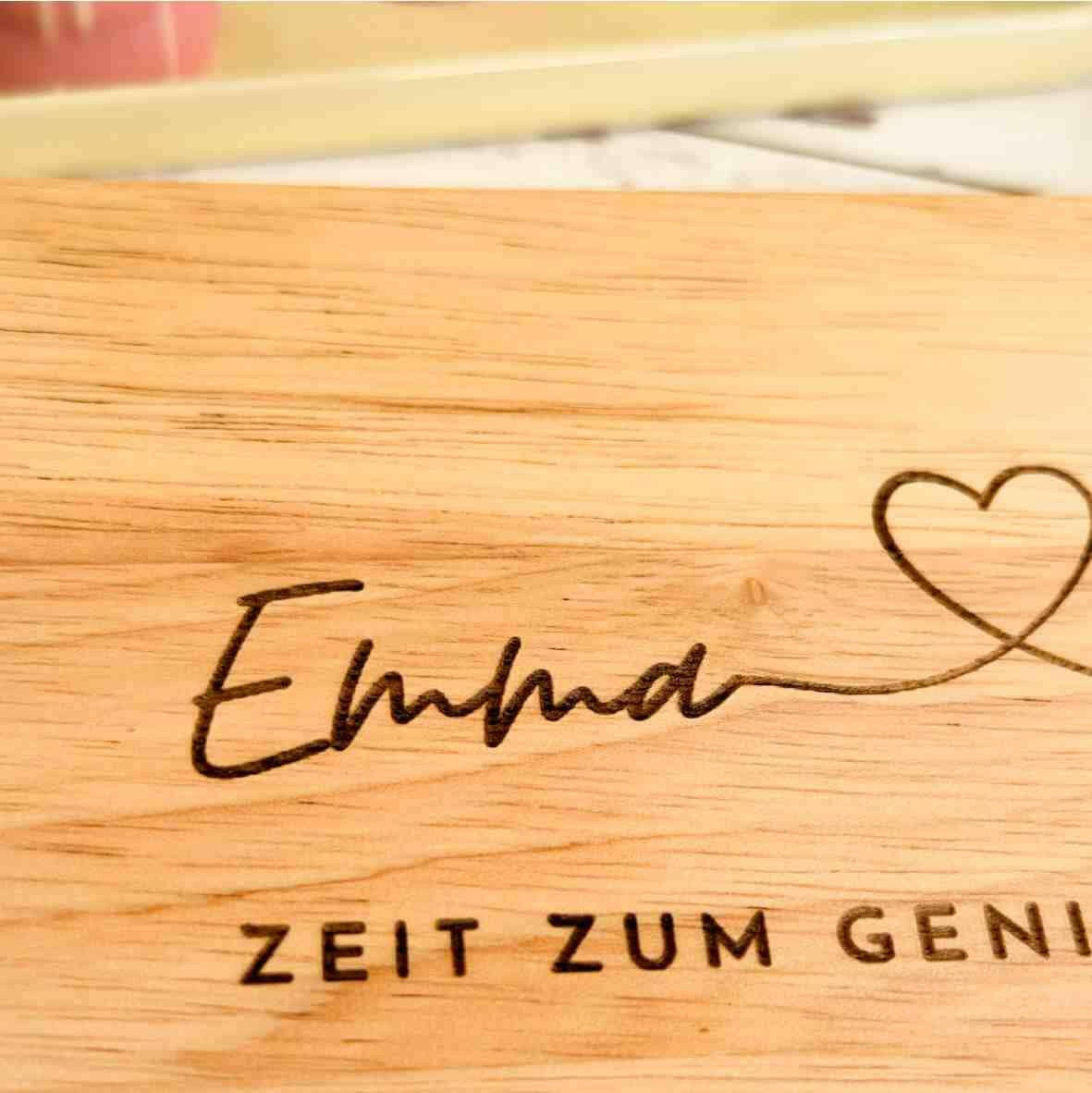 Personalisiertes Frühstücksbrettchen mit Namen, Herz und Spruch (2).