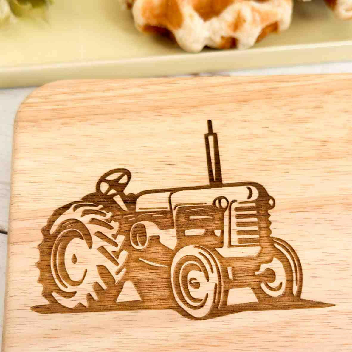 Personalisiertes Frühstücksbrettchen Traktor (2).