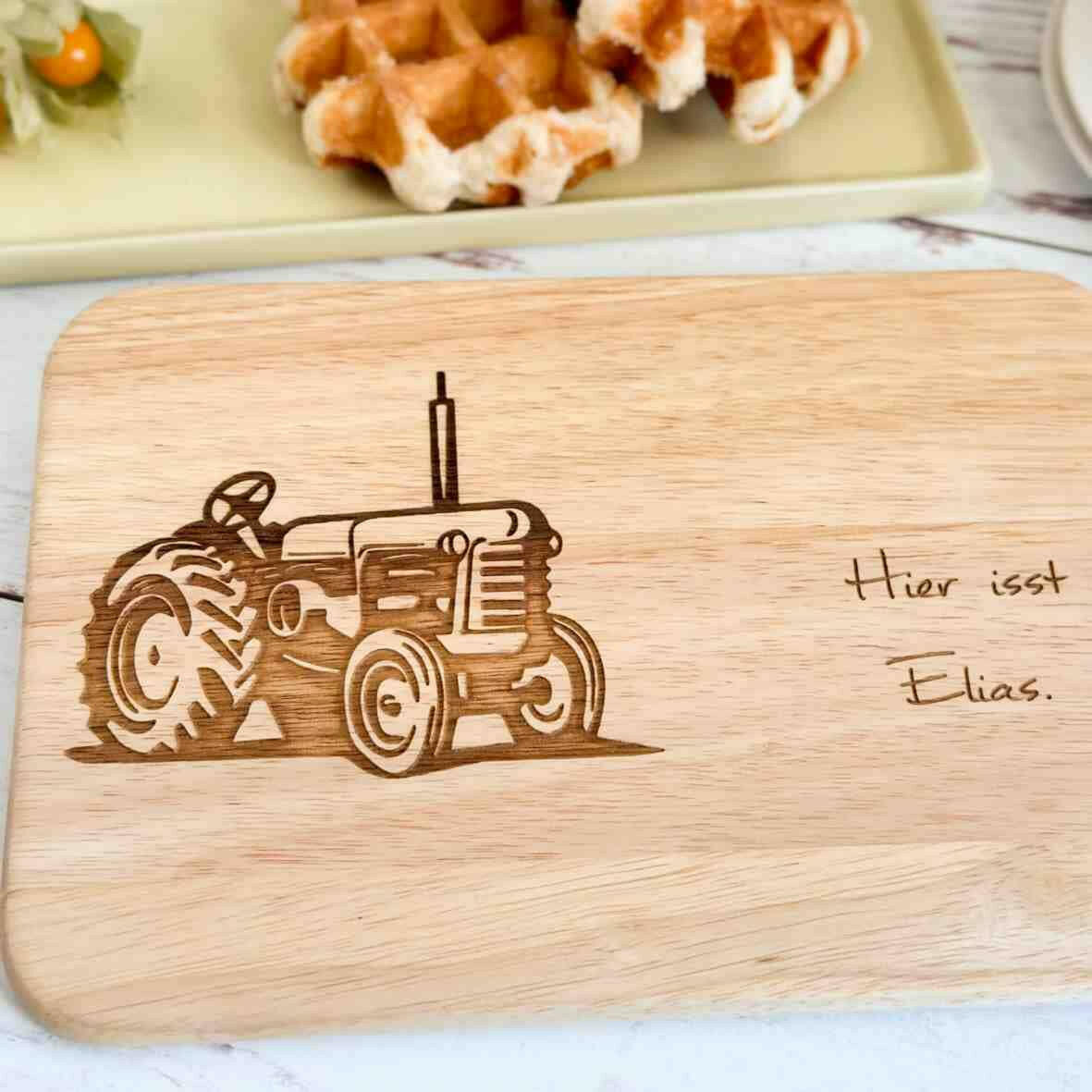 Personalisiertes Frühstücksbrettchen Traktor (2).