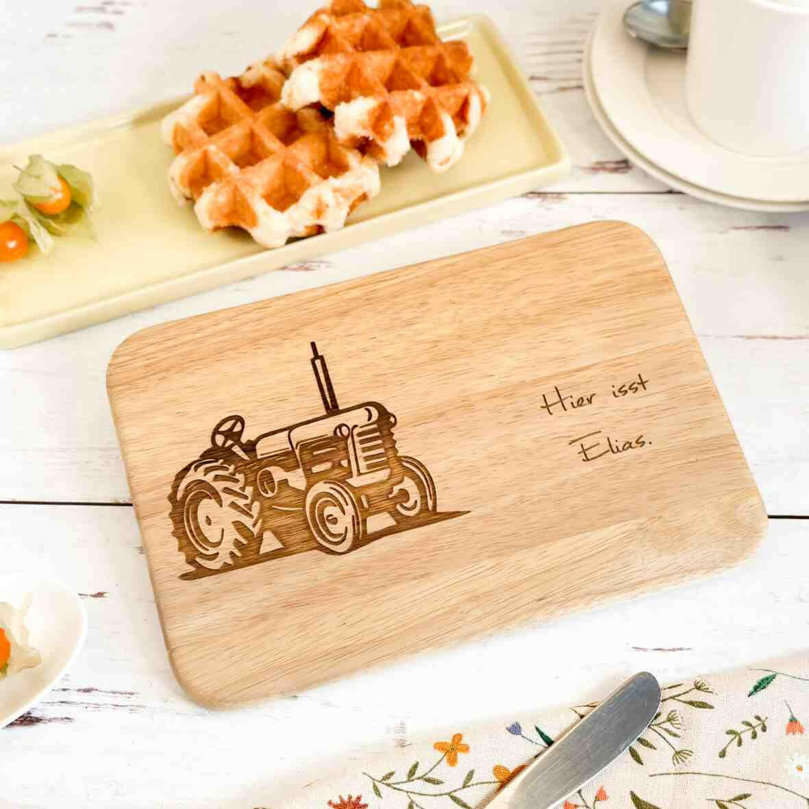 Personalisiertes Frühstücksbrettchen Traktor (2).