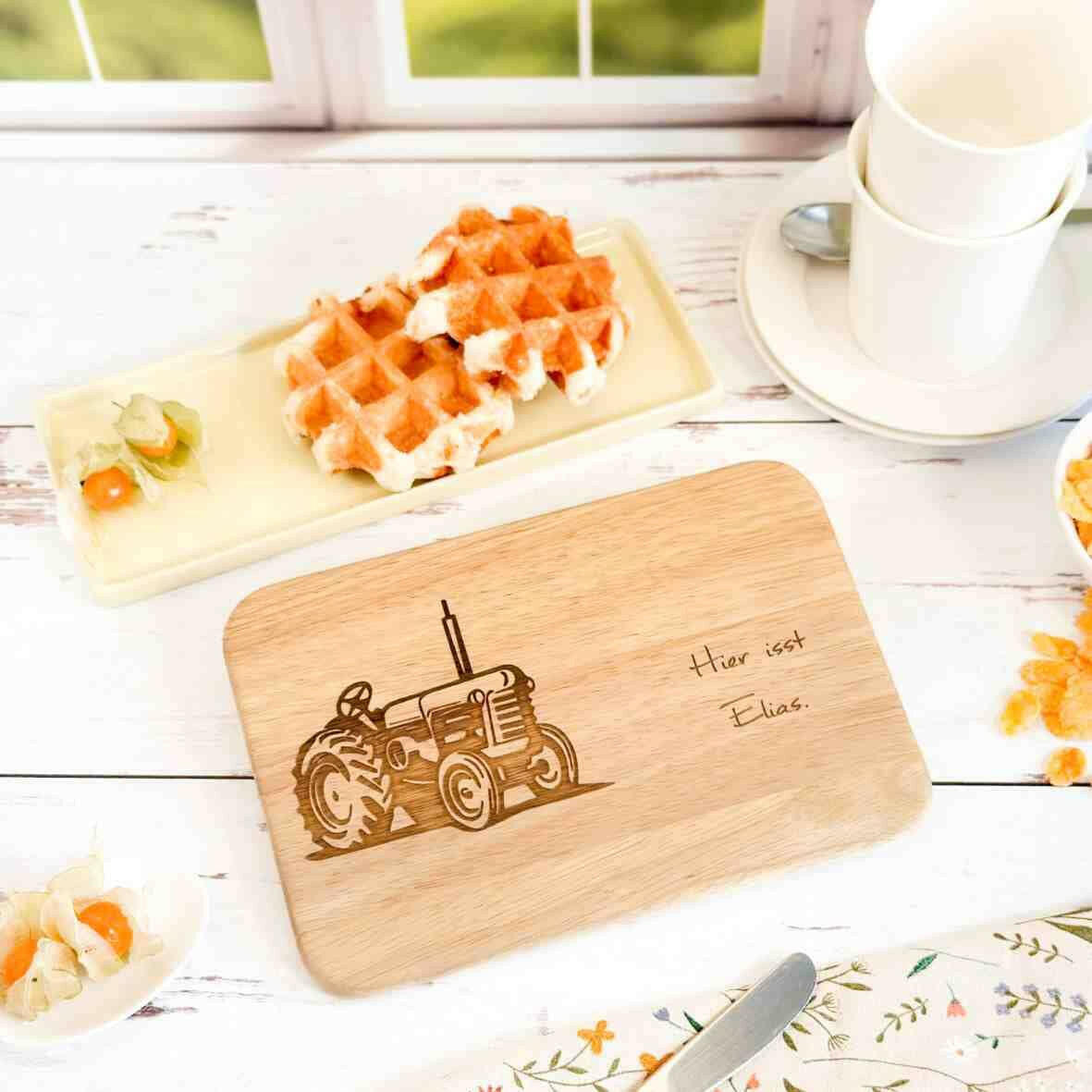Personalisiertes Frühstücksbrettchen Traktor (2).