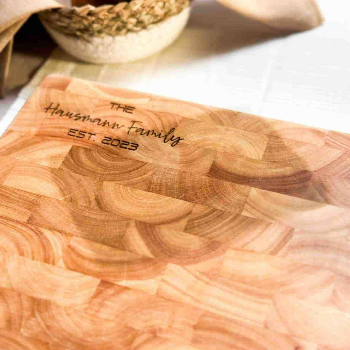 Personalisiertes Schneidebrett Stirnholz Family zur Hochzeit.