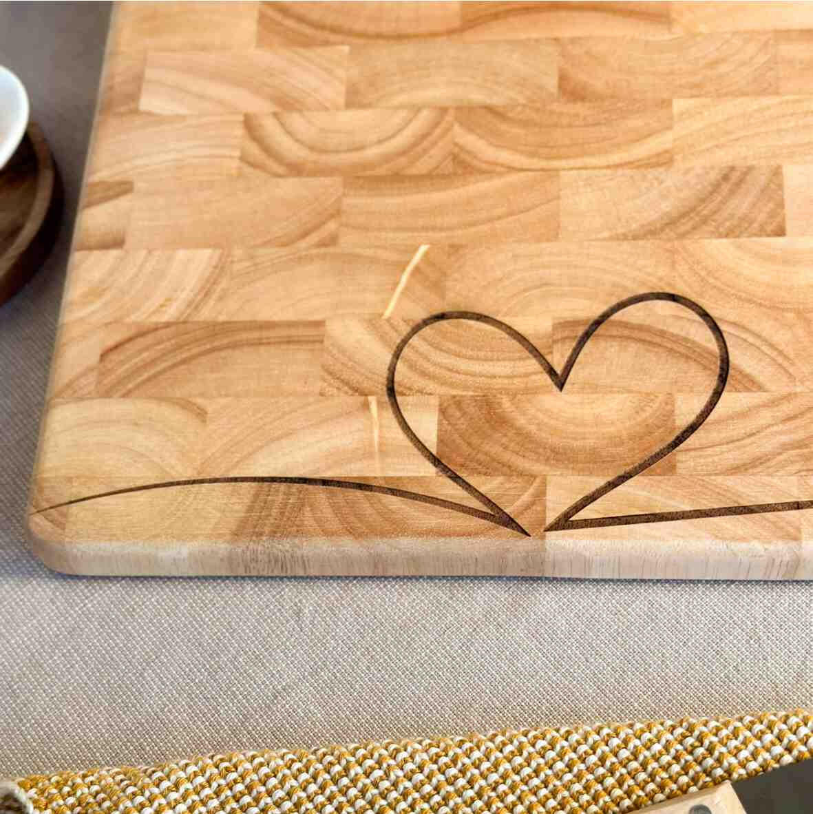 Personalisiertes Schneidebrett Stirnholz Name und Herz, 8 Varianten.