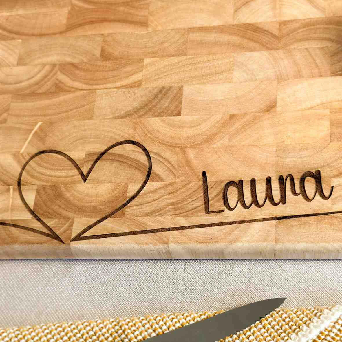 Personalisiertes Schneidebrett Stirnholz Name und Herz, 8 Varianten.