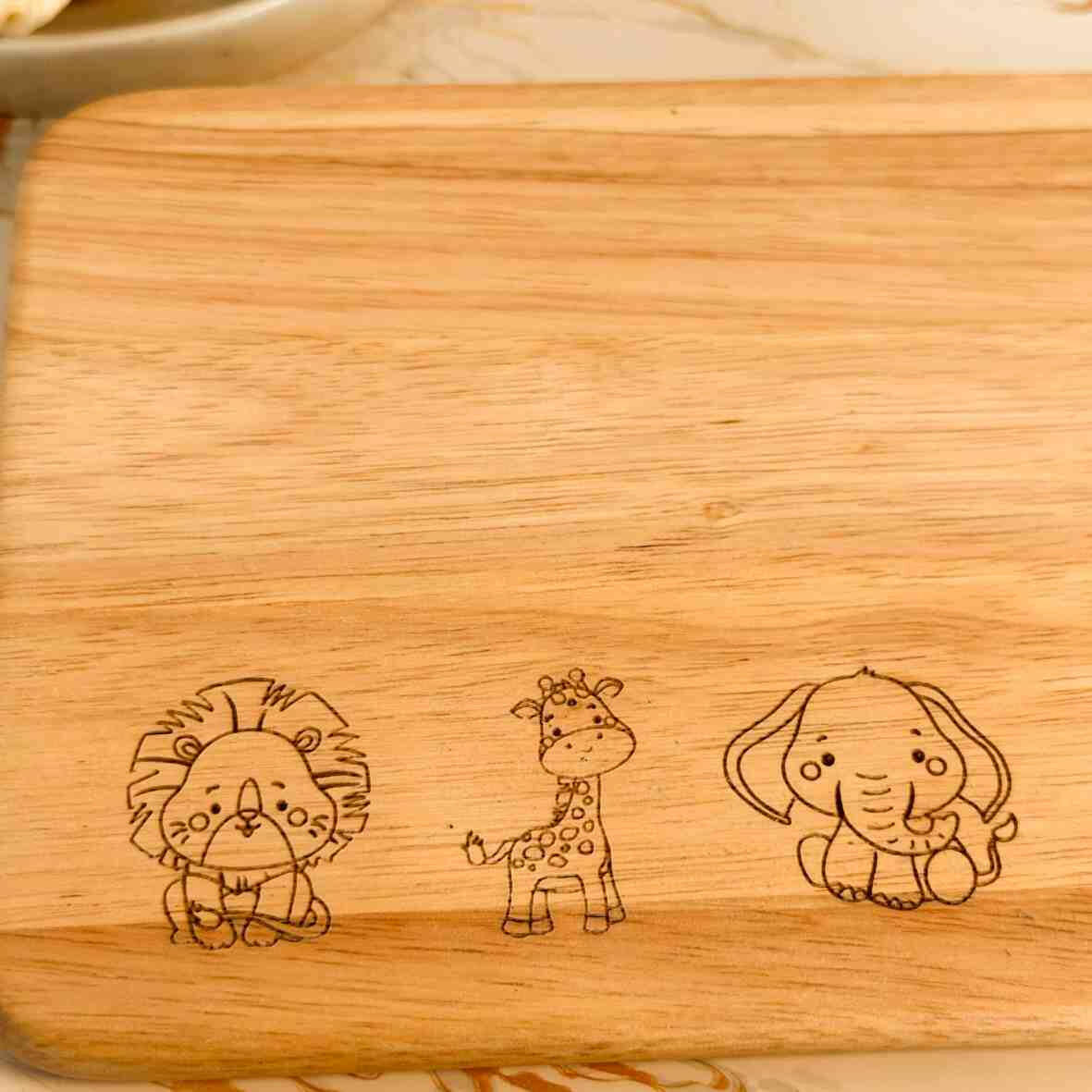 Personalisiertes Frühstücksbrettchen Dschungel-Tiere.