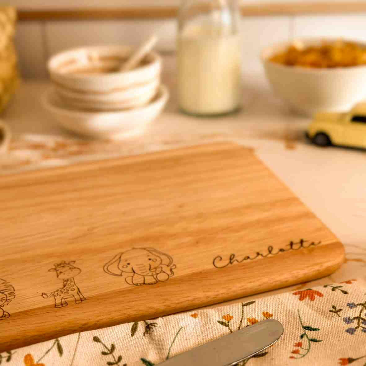 Personalisiertes Frühstücksbrettchen Dschungel-Tiere.