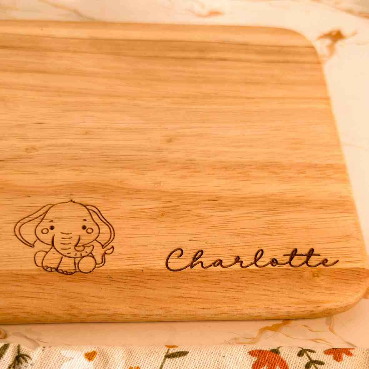 Personalisiertes Frühstücksbrettchen Dschungel-Tiere.