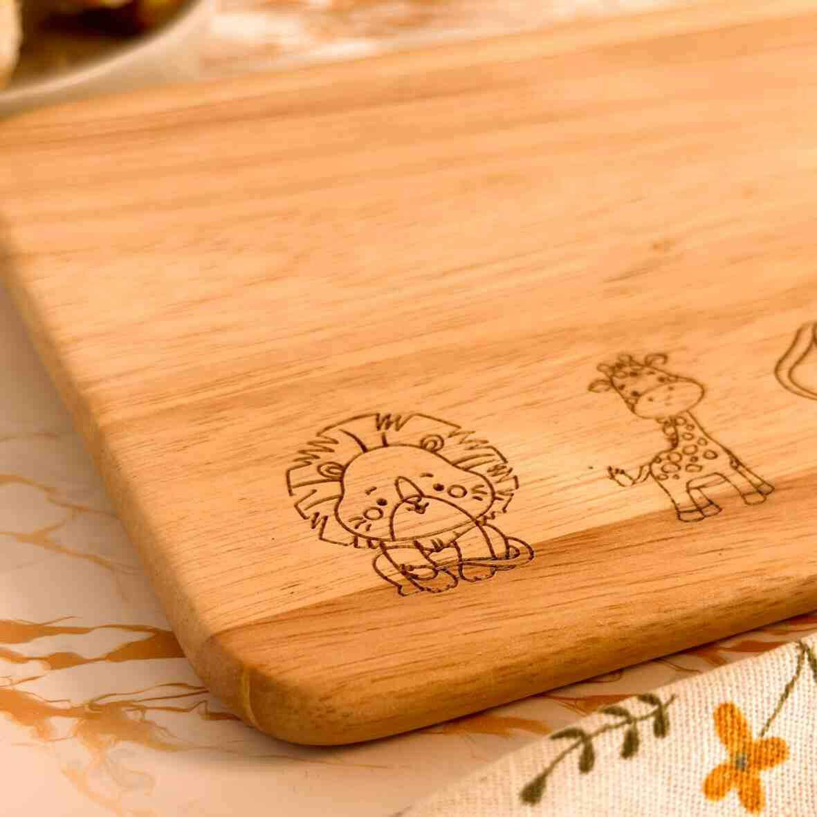 Personalisiertes Frühstücksbrettchen Dschungel-Tiere.