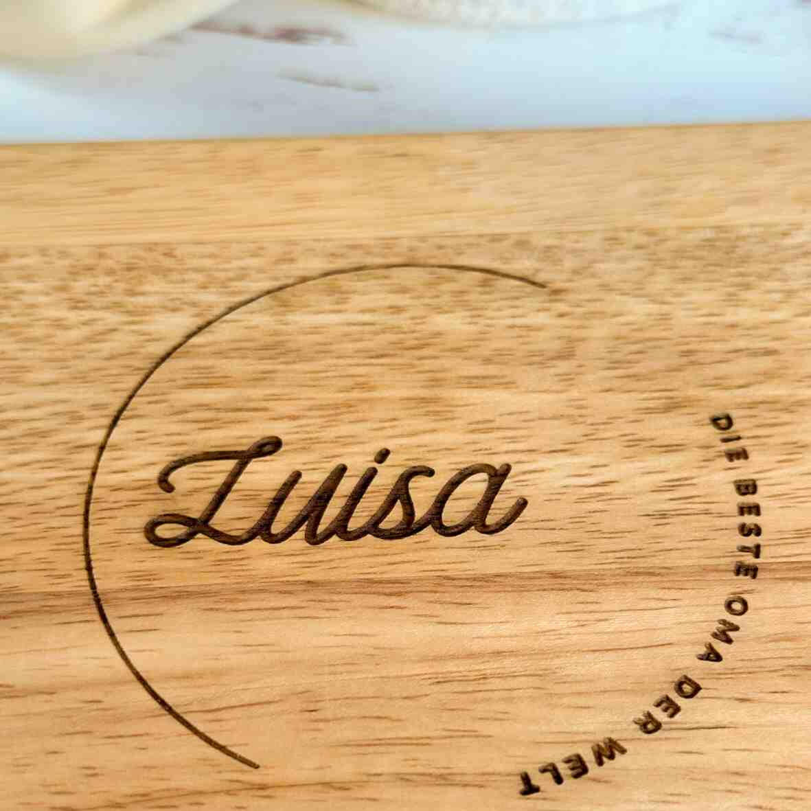 Personalisiertes Frühstücksbrettchen mit Name Kreis Spruch.