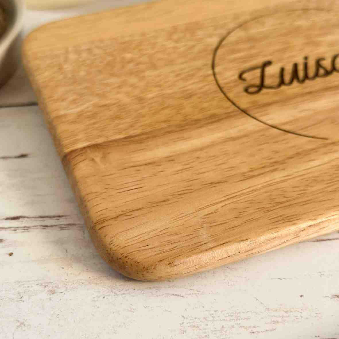 Personalisiertes Frühstücksbrettchen mit Name Kreis Spruch.