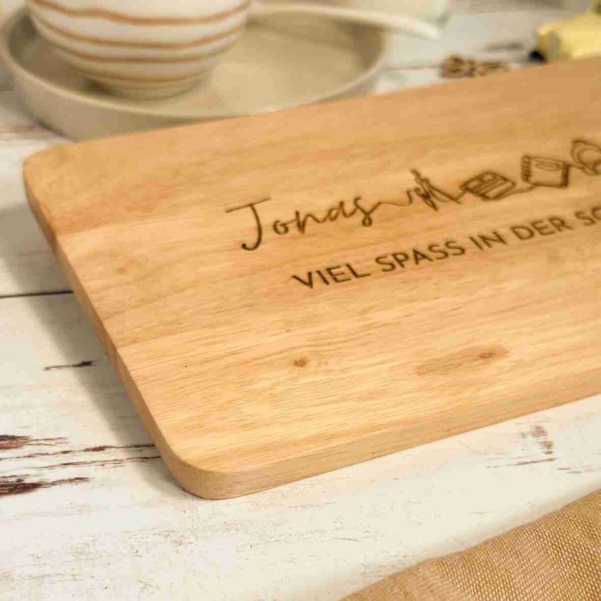 Holz-Frühstücksbrett zur Einschulung mit Name.