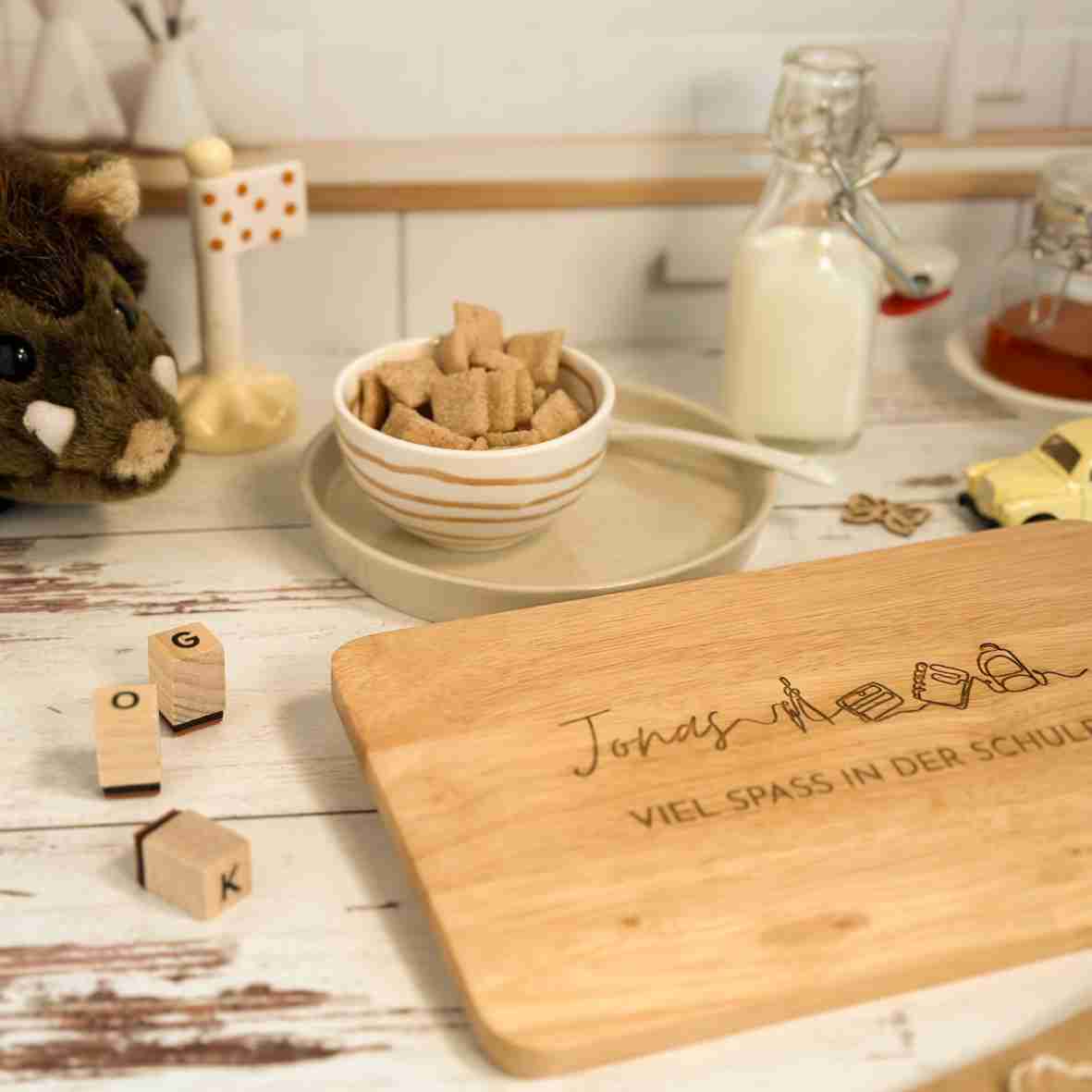 Holz-Frühstücksbrett zur Einschulung mit Name.