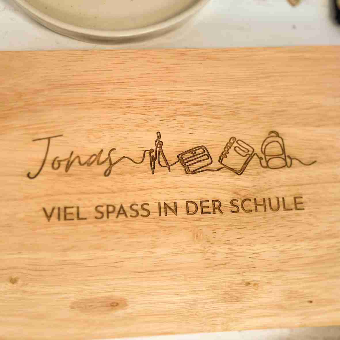 Holz-Frühstücksbrett zur Einschulung mit Name.