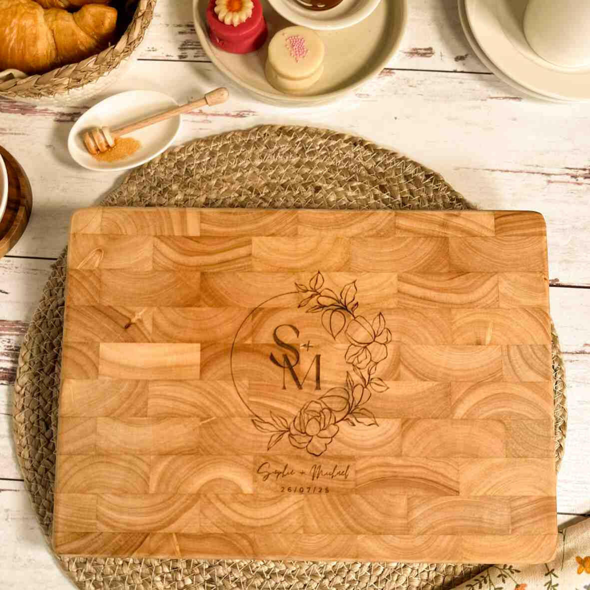 Personalisiertes Schneidebrett Stirnholz Hochzeit 2025 (6).