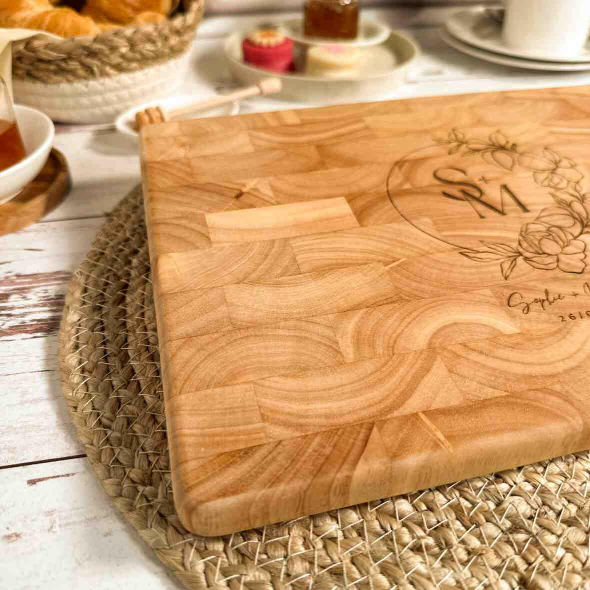 Personalisiertes Schneidebrett Stirnholz Hochzeit 2025 (6).