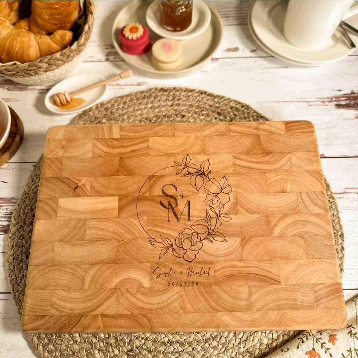 Personalisiertes Schneidebrett Stirnholz Hochzeit 2025 (6).