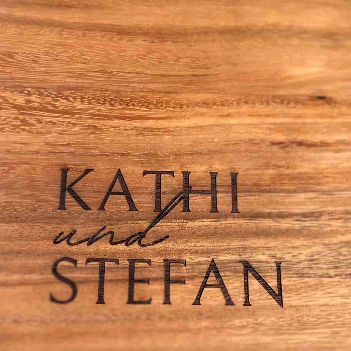 Personalisiertes Schneidebrett Stirnholz Hochzeit 2025 (8)