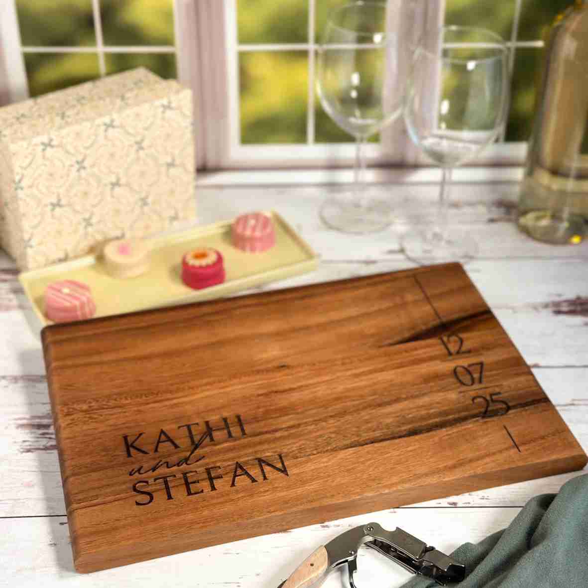 Personalisiertes Schneidebrett Stirnholz Hochzeit 2025 (8)