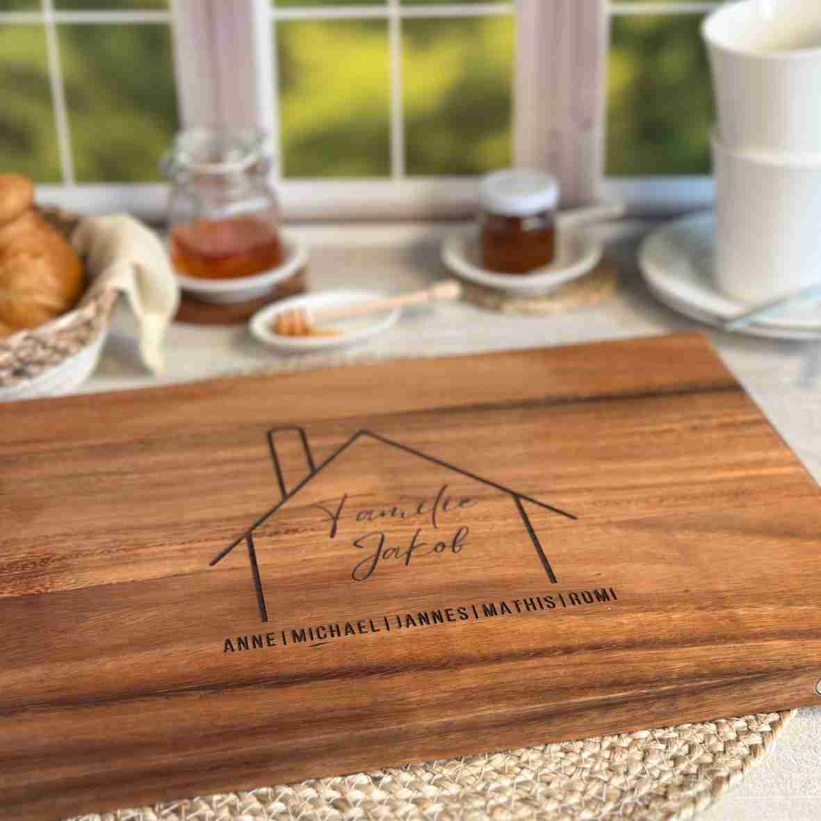 Schneidebrett Akazie Haus – personalisiert